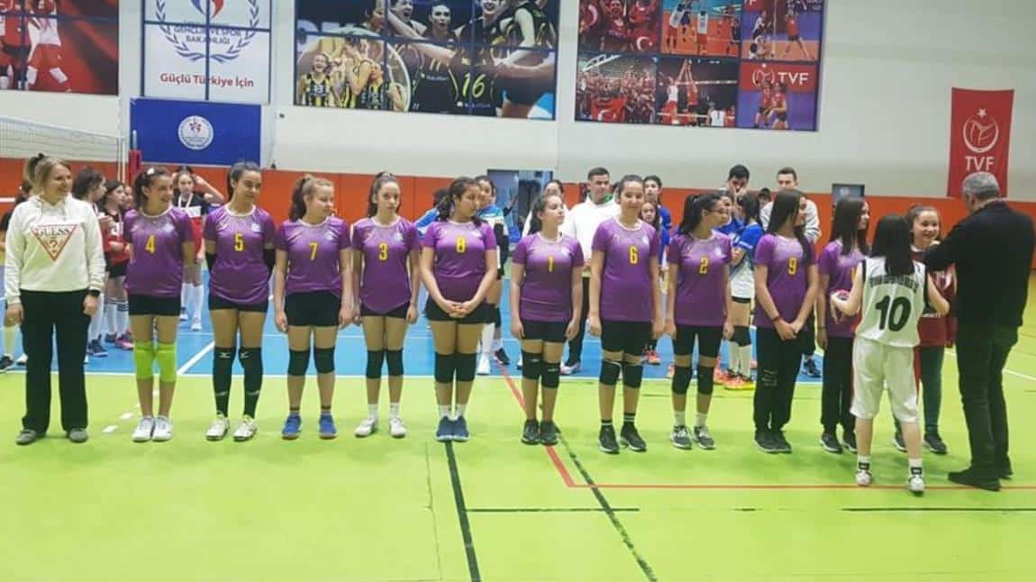 Okulumuz Küçük Kızlar Voleybol Takımı Ankara 3.sü Olmuştur.