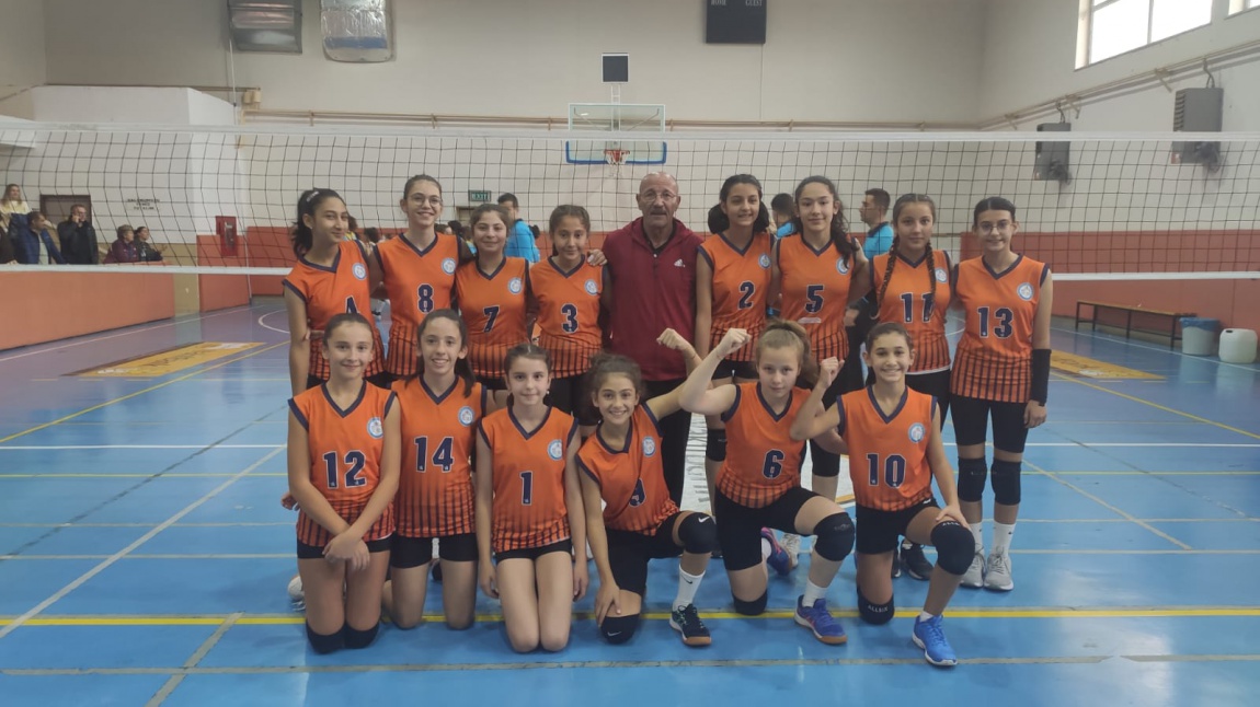 Midi Voleybol Takımımız Nesibe Aydın Okulları Voleybol Takımını 3-0 Yendi