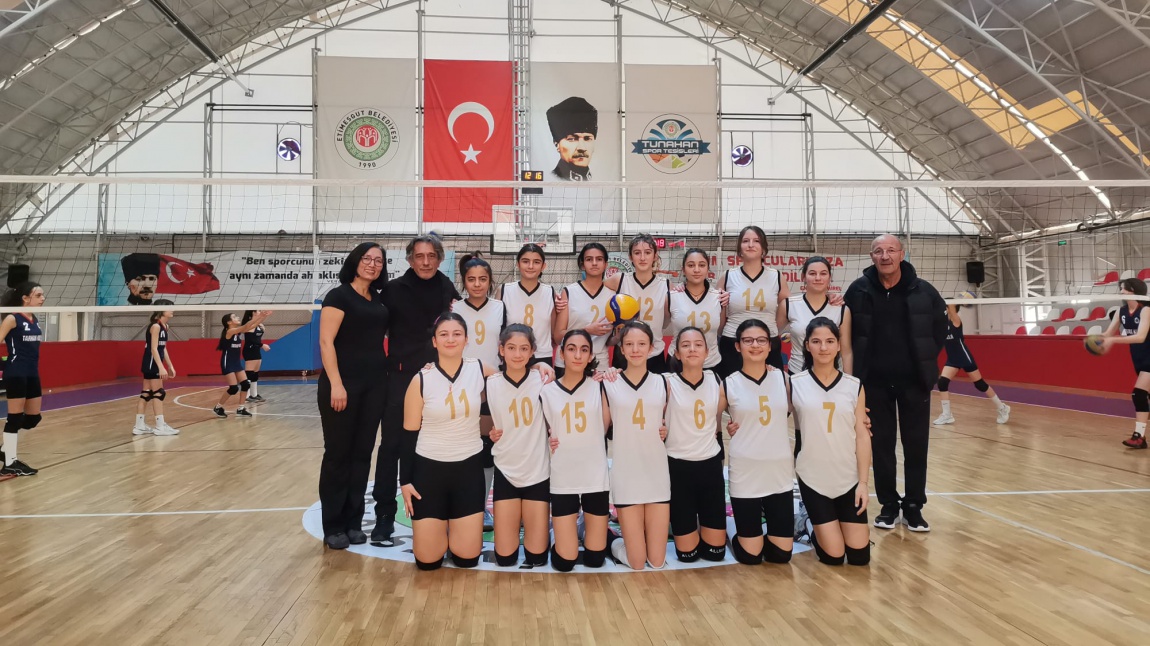 Okullar Arası Voleybol Müsabakasında Yıldız Kızlar Voleybol Takımımız  Hasan-Şükran Saruhan Ortaokulu'nu 3-0 Yendi.
