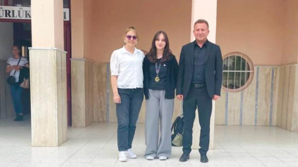 Öğrencimiz Beren Kuzuoğlu'nu sporda gösterdiği başarısından dolayı kutluyoruz.